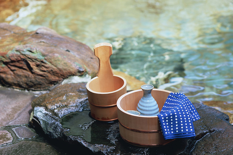 泡温泉可以改善三高症状.